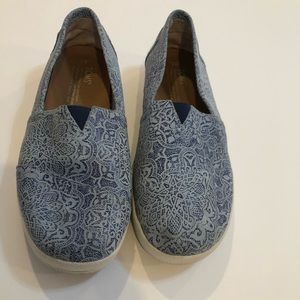 TOMS Blue Motif Slip Ons, Sz 8, GUC